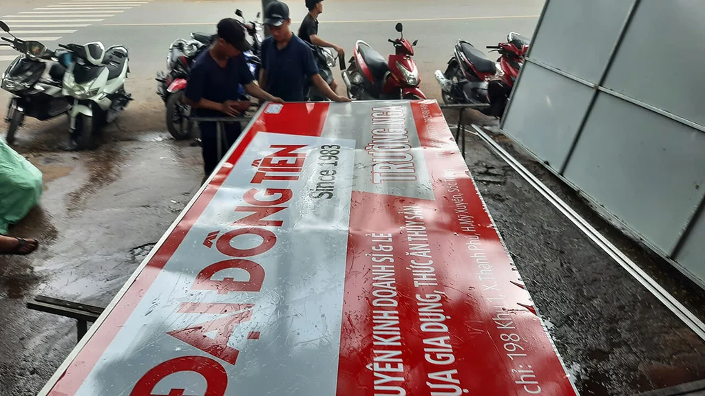 Quy trình thi công biển quảng cáo Decal 3