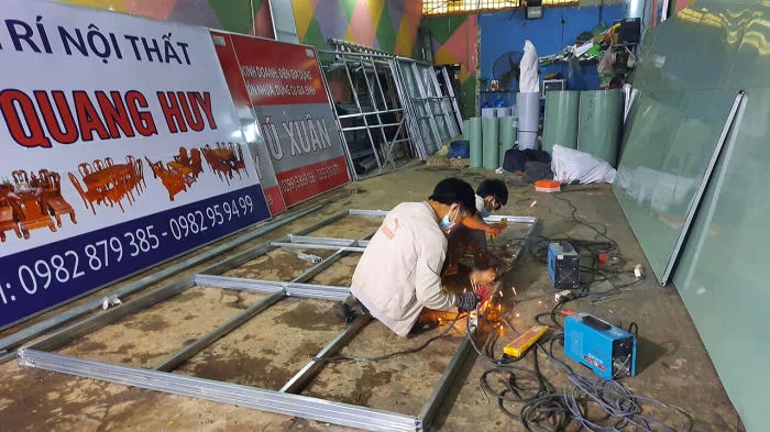 Các Bước Để Làm Một Bảng Hiệu Quảng Cáo Tôn Decal Bền Đẹp